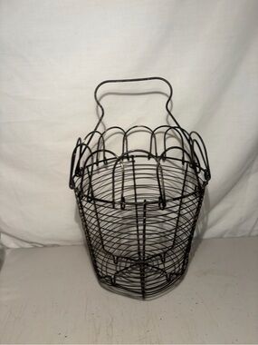 Wire Egg Basket with Handle - Black
9x8